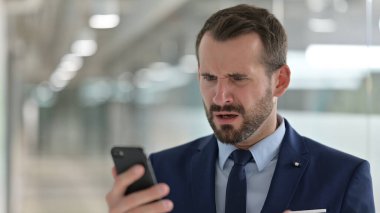 Smartphone 'da Kayıp Olan Orta Çağ İşadamının Portresi 