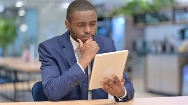 Ciddi Afrikalı İşadamı Ofiste Tablet Okuyor 
