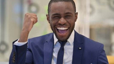 Heyecanlı Afrikalı İş Adamının Başarılı Portresi
