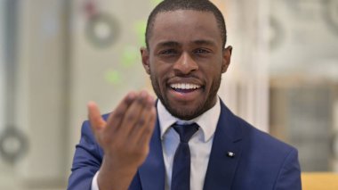 Afrikalı İşadamı 'nın Parmakla İşaret Etme ve Davet Etme Portresi