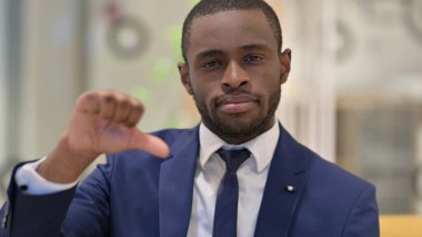 Hayal kırıklığına uğramış Afrikalı İşadamının portresi 