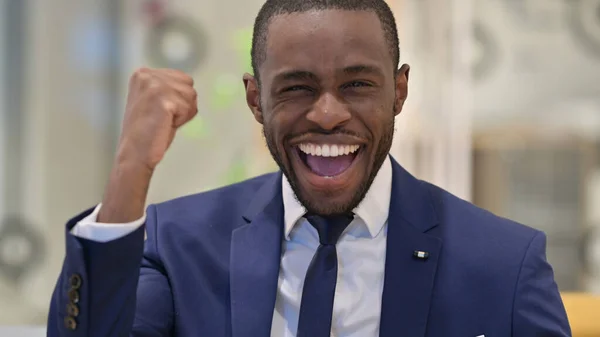 Retrato del empresario africano emocionado celebrando el éxito —  Fotos de Stock