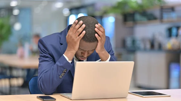 Απώλεια, Αφρικανός επιχειρηματίας αντιδρώντας στην αποτυχία στο φορητό υπολογιστή στο γραφείο — Φωτογραφία Αρχείου