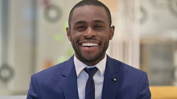Retrato del alegre empresario africano sonriendo a la cámara — Foto de Stock