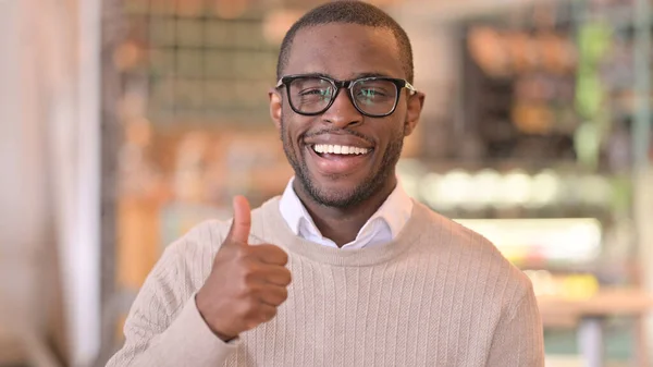 Retrato do homem africano positivo fazendo polegares para cima — Fotografia de Stock