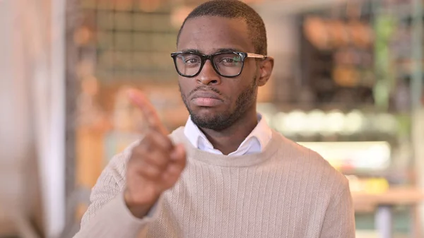 Retrato de un hombre africano serio diciendo no por señal de dedo —  Fotos de Stock