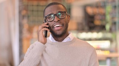 Telefonda Konuşan Neşeli Afrikalı Adam Portresi