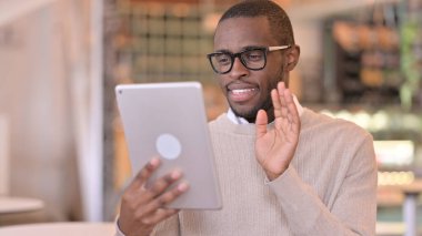 Çekici Afrikalı Adam 'ın Tablet' teki Video Çağrısı 