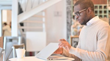 Profesyonel Afrikalı İş İçin Dizüstü bilgisayar Açıyor