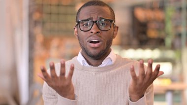 Kayıp ve Başarısızlığa Tepkili Hayal kırıklığına uğramış Afrikalı Adam Portresi