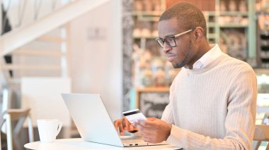 Kafedeki Afrikalı Adam için Bilgisayarda Çevrimiçi Ödeme Başarı