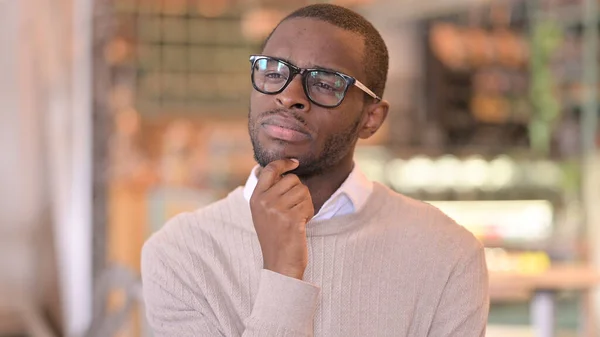 Portrét Pensive African Man Přemýšlející o něčem — Stock fotografie