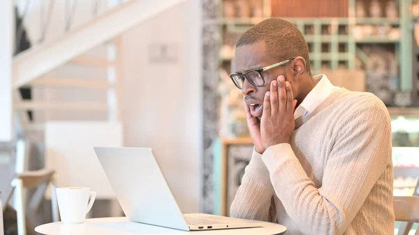 Verlies, Afrikaanse man reageert op mislukking op laptop in Cafe — Stockfoto