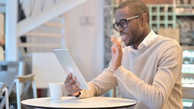 Cafe 'de Tablet' te Video Çağrısı yapan Profesyonel Afrikalı Adam 