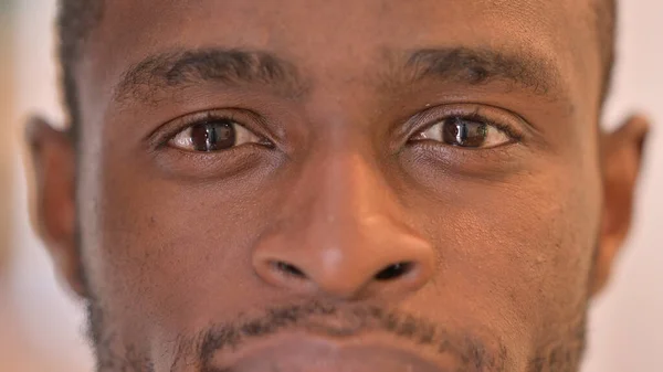 非洲男人眨眼的近视 — 图库照片