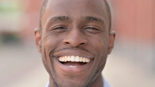 Närbild av leende afrikansk man — Stockfoto