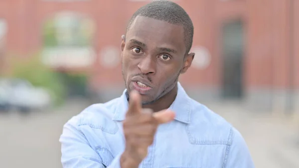 Porträtt av Angry Young African Man Kämpa och skrika — Stockfoto