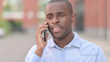 Telefonda Konuşan Neşeli Afrikalı Adam Portresi 