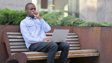 Laptop Öksüren Hasta Genç Afrikalı Adam 