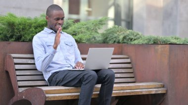 Neşeli Afrikalı Adam laptopta video görüşmesi yapıyor. 