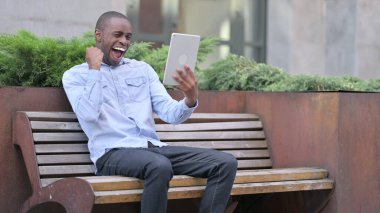 Tablet Açık havada Afrikalı Adam Başarı Kutlaması 