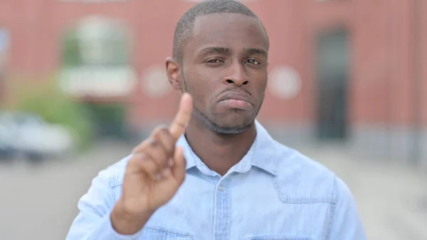 Portret van de jonge Afrikaanse man die nee zegt met vingerteken — Stockfoto