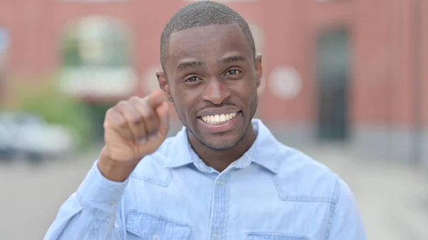 Retrato de Jovem Africano Apontando Dedo e Convidando — Fotografia de Stock