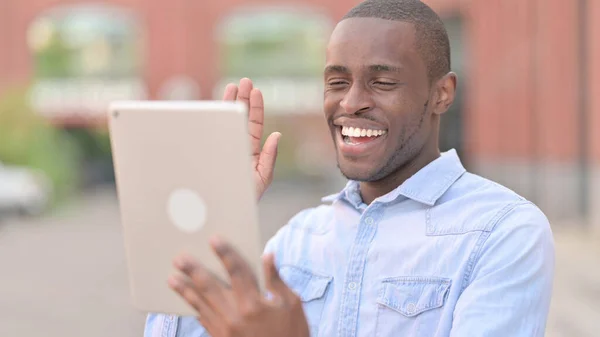 Retrato de videollamada en la tableta por el atractivo hombre africano —  Fotos de Stock