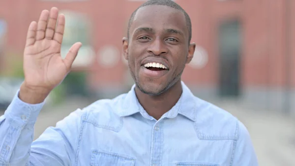 Porträtt av glad ung afrikansk man vinka, Hej — Stockfoto