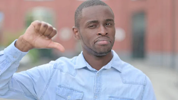 Portret van een teleurgestelde Afrikaanse man doet duimen naar beneden — Stockfoto