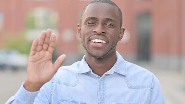 Portret van jonge Afrikaanse man in gesprek op video — Stockfoto