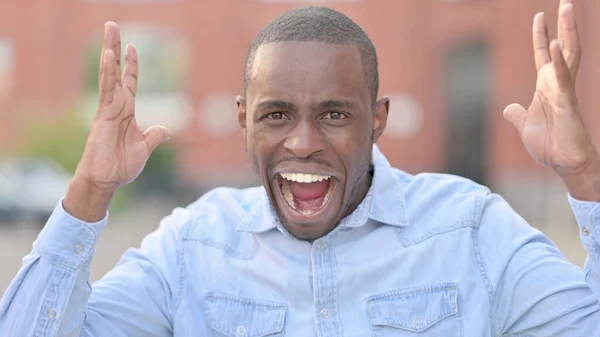 Retrato de homem africano irritado gritando, gritando — Fotografia de Stock