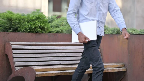 African Man Stå upp och gå bort från utomhus bänk — Stockfoto