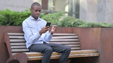 Afrikalı Adam Smartphone 'da Başarılı Çevrimiçi Ödeme Yapıyor 