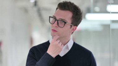 Düşünceli Genç İş Adamı Bir şey Düşünüyor