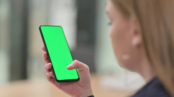 Donna d'affari Utilizzando Smartphone con schermo verde — Foto Stock