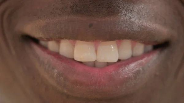 Close up de lábios sorridentes do jovem homem africano — Fotografia de Stock