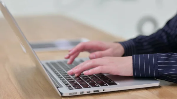 Businesswoman Typing on Laptop at Work — Stock Photo, Image