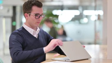 Genç İşadamı Bilgisayarı Kapatıyor ve Kafeden Uzaklaşıyor