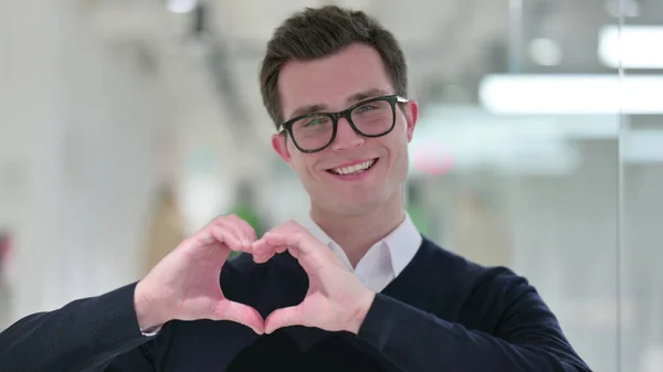 Joven Empresario mostrando Signo del Corazón con Mano —  Fotos de Stock