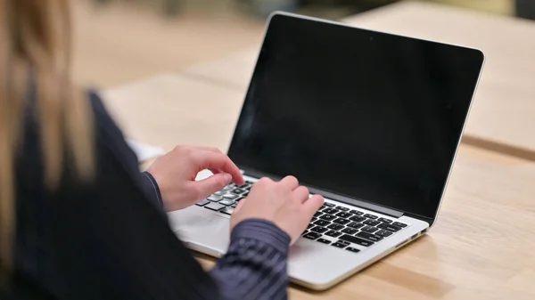 Mani di donna digitando sul computer portatile — Foto Stock