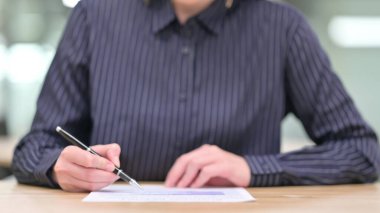 Evrak işleriyle uğraşan iş kadınına yakın çekim
