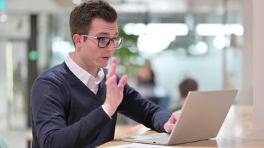 Genç İş Adamı Bilgisayarda Video Konuşuyor 