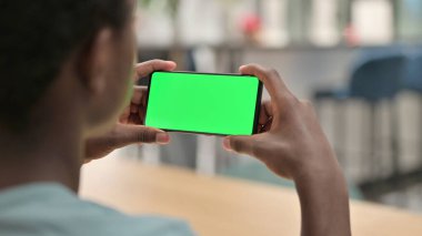 Yeşil Krom Ekran ile Akıllı Telefon İzleyen Afrikalı Adam