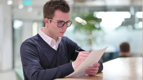 Joven Empresario serio escribiendo en papel — Foto de Stock