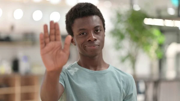 Porträt eines jungen Afrikaners mit Stoppschild — Stockfoto