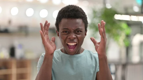 Retrato de Furioso Jovem Africano Gritando, Gritando — Fotografia de Stock