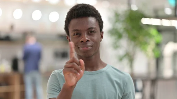 Nej, ung afrikansk man viftar med fingret för att avvisa — Stockfoto