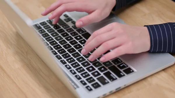 Visão superior da mão feminina digitando no laptop — Fotografia de Stock