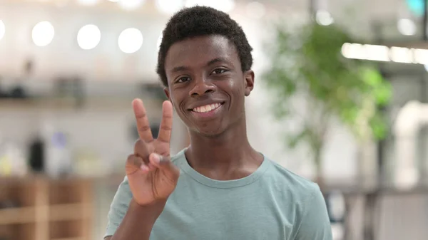 승리의 표징을 보여 주는 젊은 아프리카 남자의 모습 — 스톡 사진